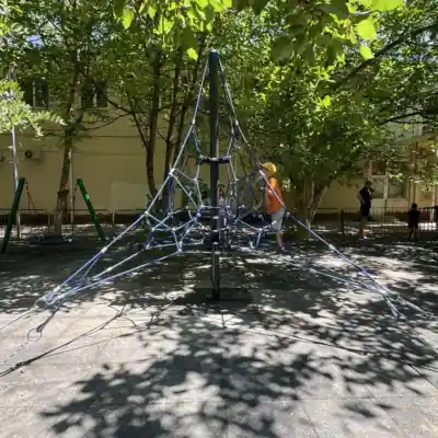 Установка канатной конструкции на детской площадке ТЦ «Яблоко» в Симферополе.