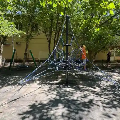 Установка канатной конструкции на детской площадке ТЦ «Яблоко» в Симферополе.